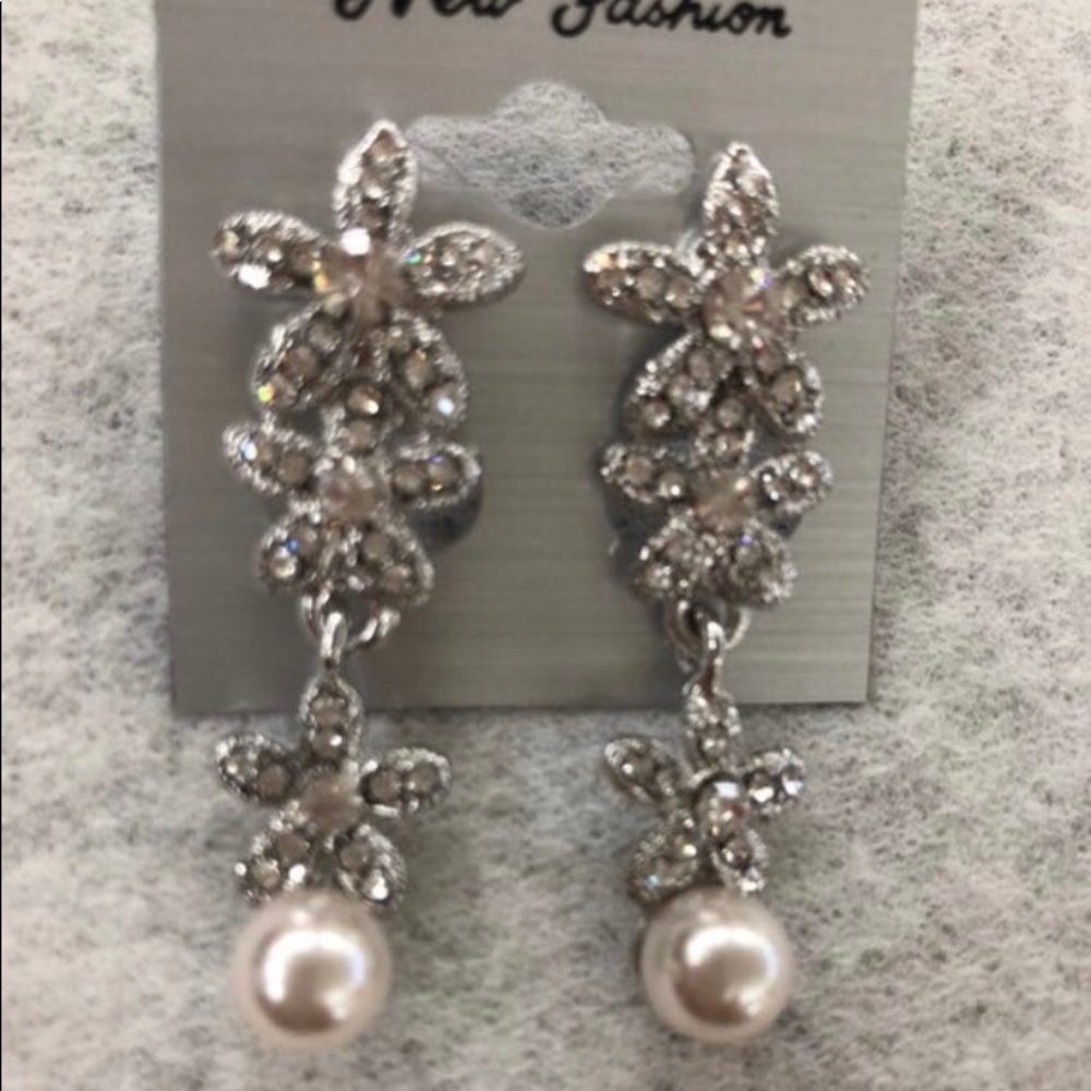 NWT Dainty Pearls & Crystals & Necklace Set - Picture 8 of 10